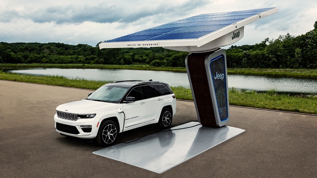 2022 Jeep Grand Cherokee 4xe White charging station