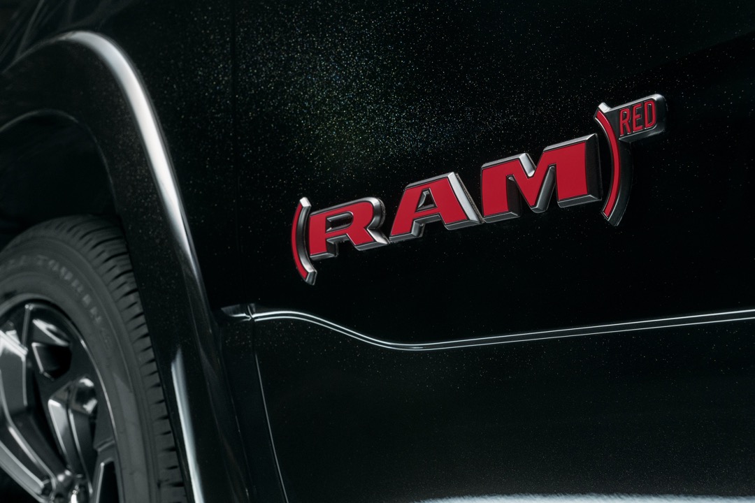 Ram 1500 (RED) black