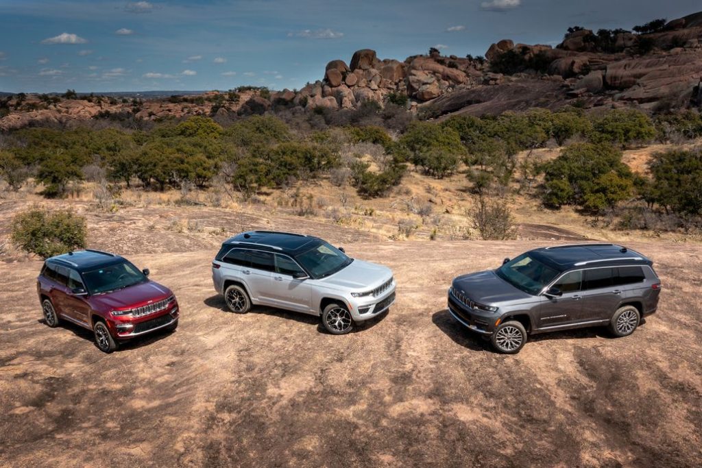 2024 Jeep® Grand Cherokee family (L to R): Grand Cherokee Summit Reserve, Grand Cherokee Summit Reserve 4xe and Grand Cherokee L Summit Reserve
