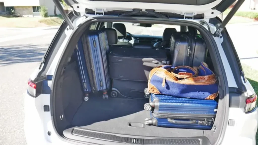 Jeep Grand Cherokee Rear Cargo Space with Six Pieces of Luggage