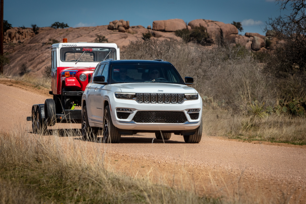 Jeep Grand Cherokee 4xe Towing a Vehicle in a Desert Front 3/4 View