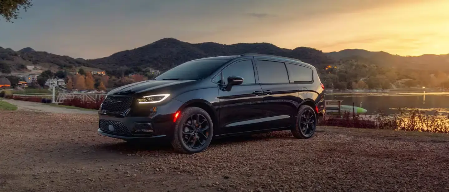 2025 Chrysler Pacifica Front View at Dusk
