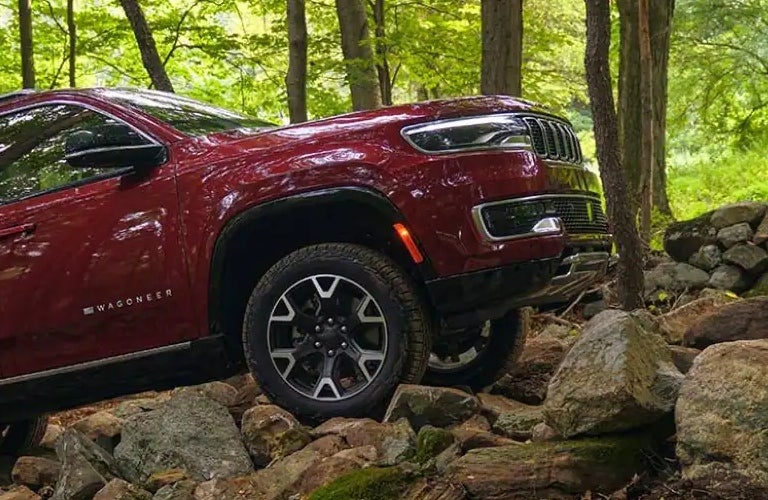 2023 Wagoneer with suspension driving on rocks